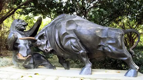 欣赏牛雕塑带给我们的勤奋苦干