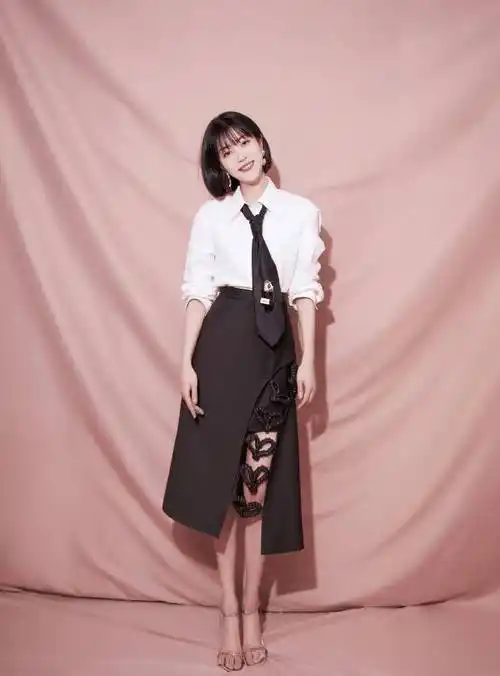 李溪芮的"绿茶坐姿"火了,看看她双腿怎么放的,贼显腿长_look_时尚