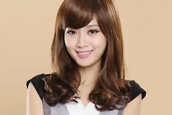 一款蓬松的梨花烫,非常的适合再加上空气刘海或者是两侧的外翻卷发