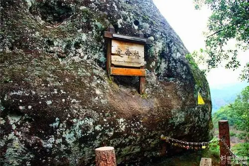 虎啸岩山顶上的"定命桥".