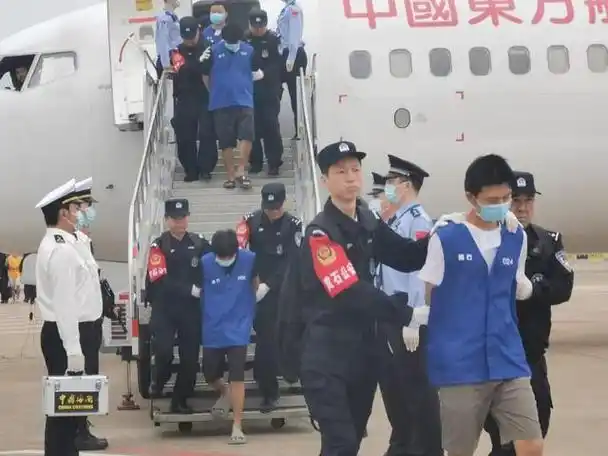 首批130名押解回国