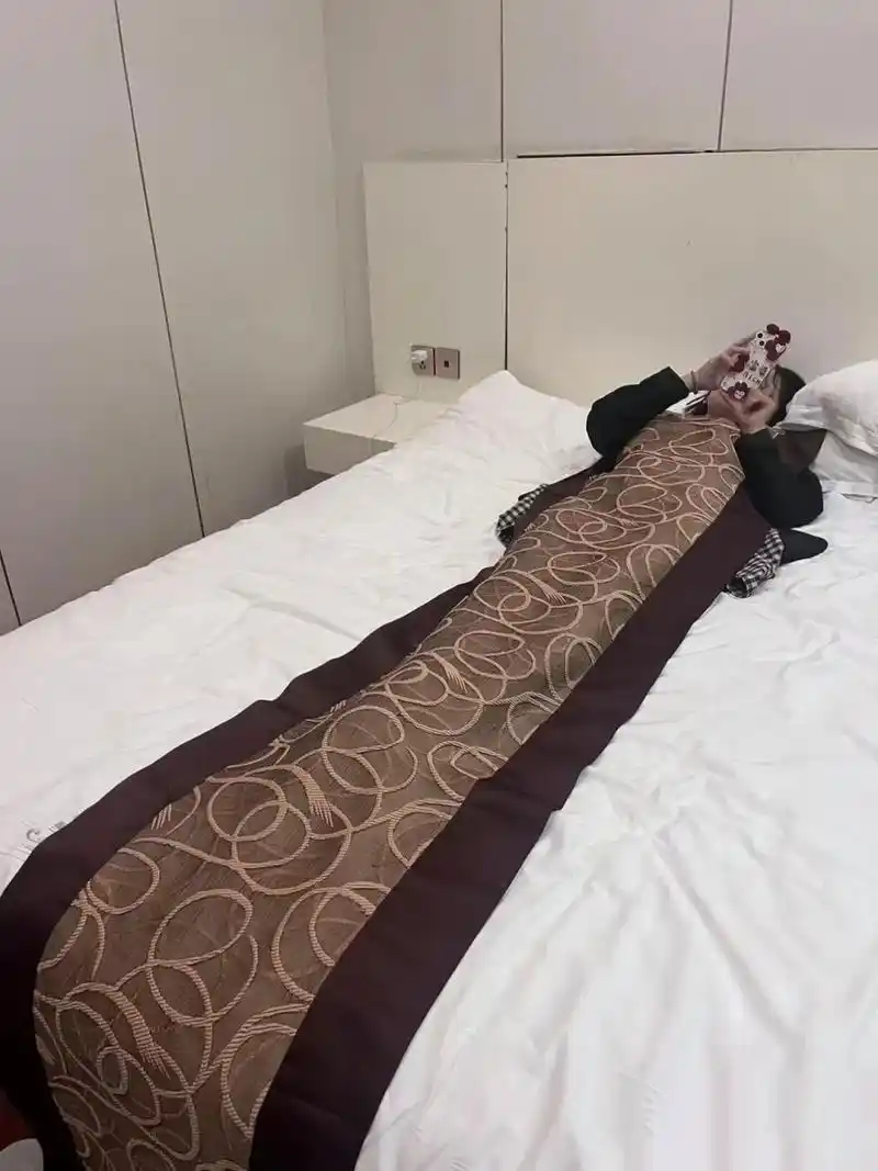 昨天女朋友在酒店她说晚上睡觉有点冷