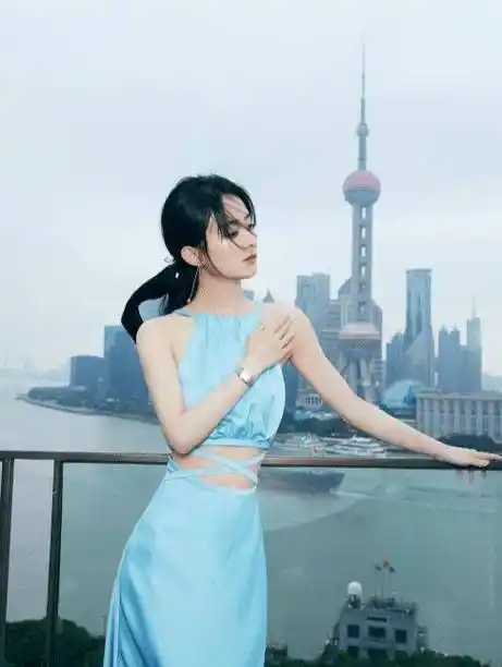 原创赵丽颖产子后长变筋肉腿穿短裤被偶遇未p图太真实了