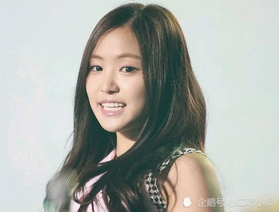 现在的孙娜恩是典型的氛围美女,整体状态不错,脸上有