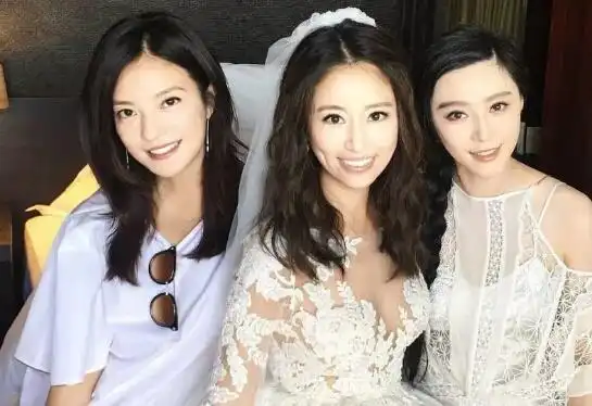 赵薇跟谁合影眼睛都最大,唯独图6不同,网友:也就这样了