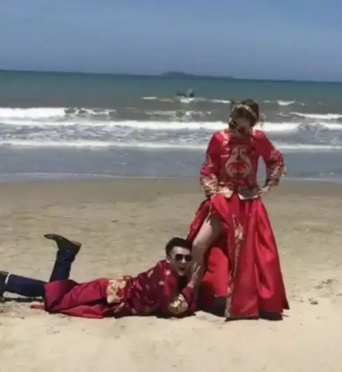 情侣拍搞笑婚纱照,一发到朋友圈就炸开锅了!