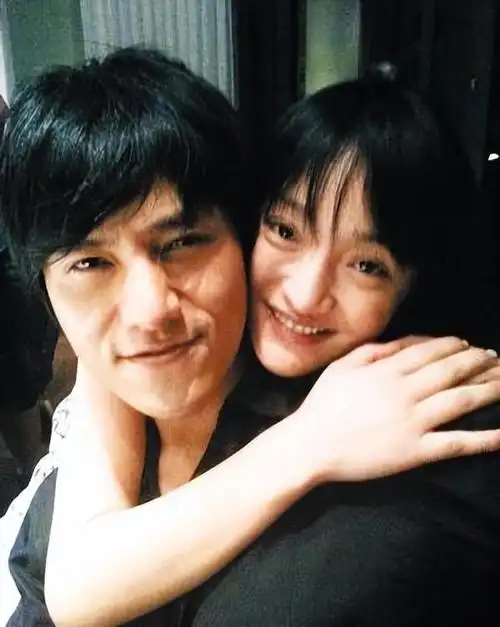 当48岁周迅和43岁董洁同框,我才知道,什么叫"美人在骨不在皮"