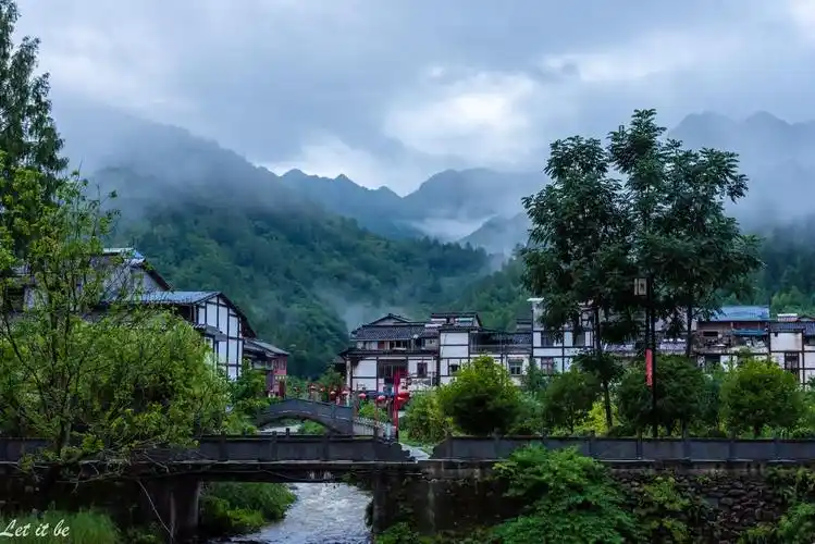 青木川古镇的晨雾