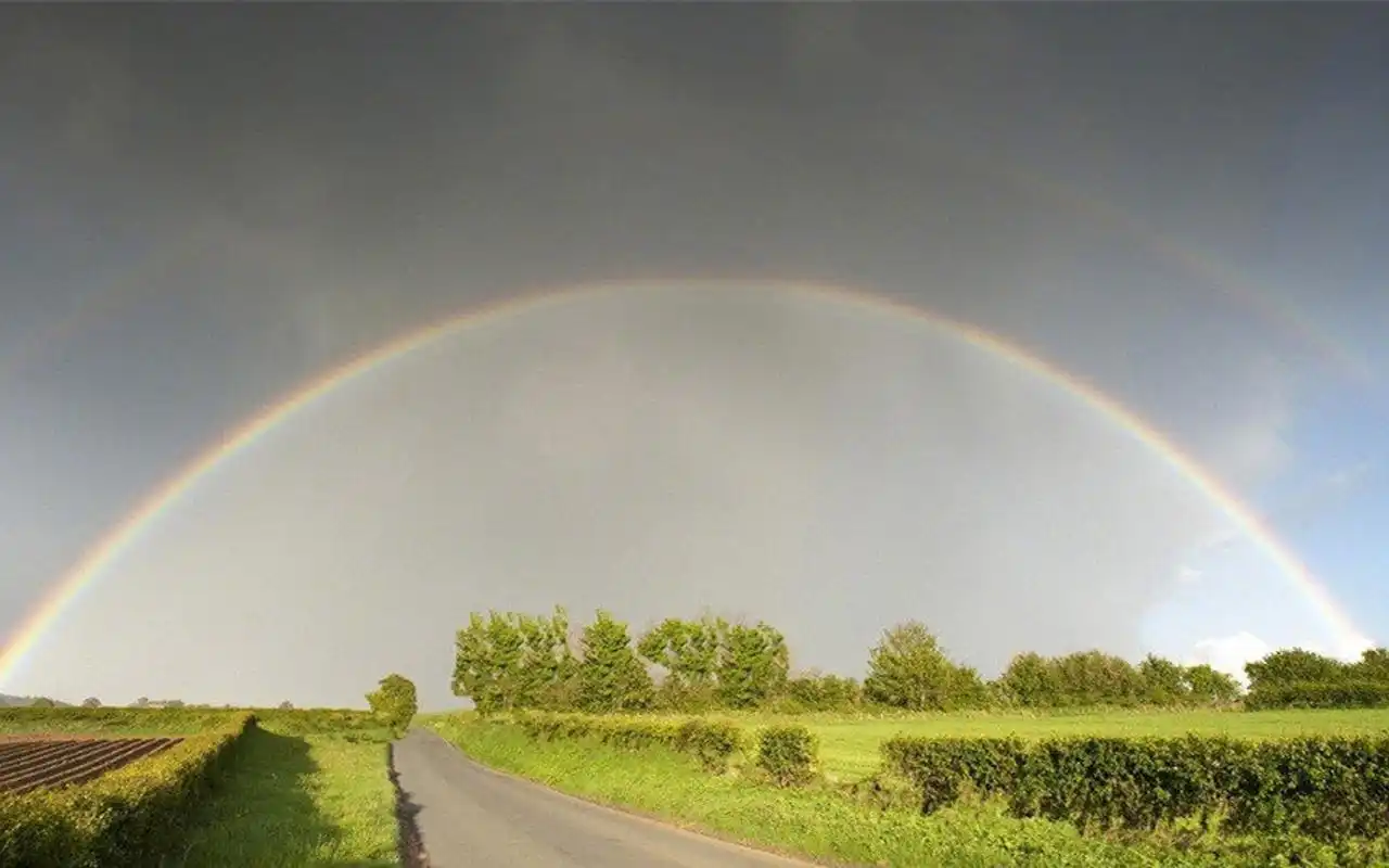 唯美七色彩虹风景图片桌面壁纸