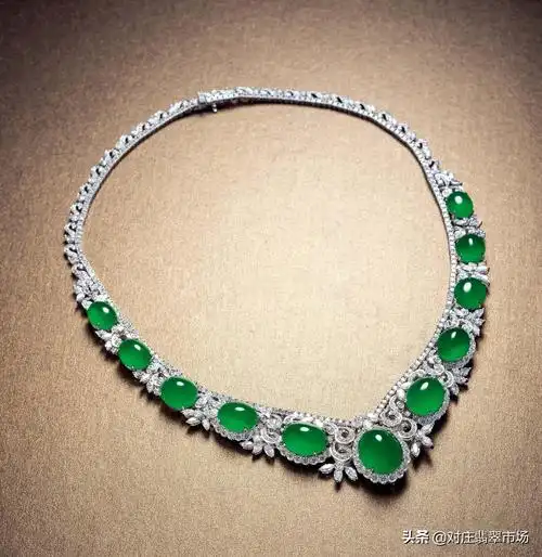 刘晓庆偏爱又大又圆的翡翠项链收藏,高端女人如何佩戴翡翠项链?
