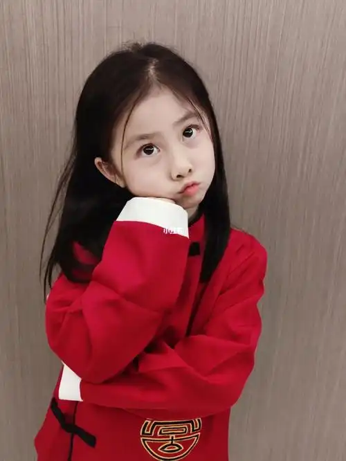 漂亮的小女孩大眼睛妹妹