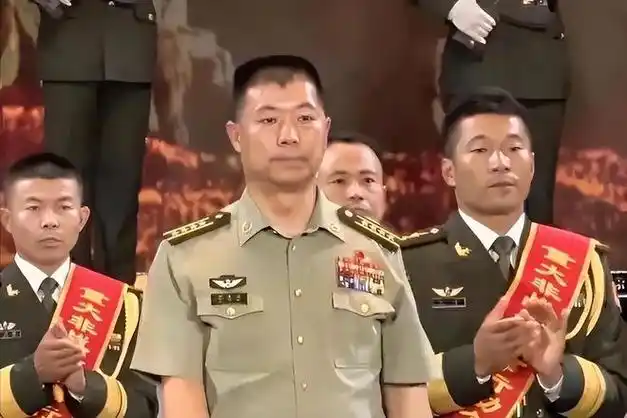 解放军祁发宝大校晋升为副司令首次露面胸前勋表六排