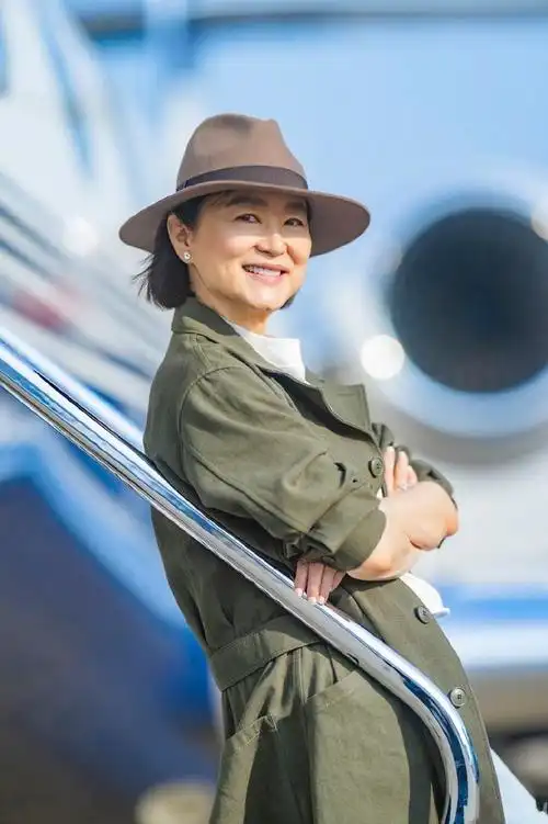 在林青霞发布的照片中,她身着劲装,头戴绅士帽,外披一件墨绿色风衣