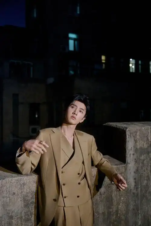 陈哲远天台夜景大片#染上陈哲远西装瘾了可以是立于夜色天台上松掣行