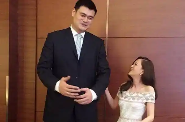 与姚明合影显高大的小技巧:杨幂聪明,马云机智,范冰冰成迷妹_身高