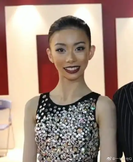 李茉晗今年多大了她素颜照长什么样