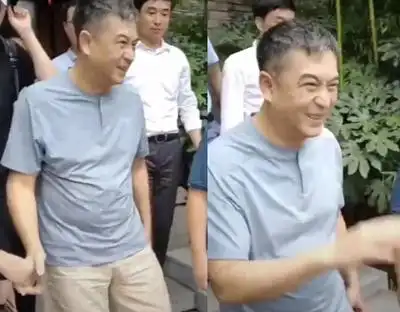 张嘉译近照曝光弓腰严重发福明显满头白发太显老