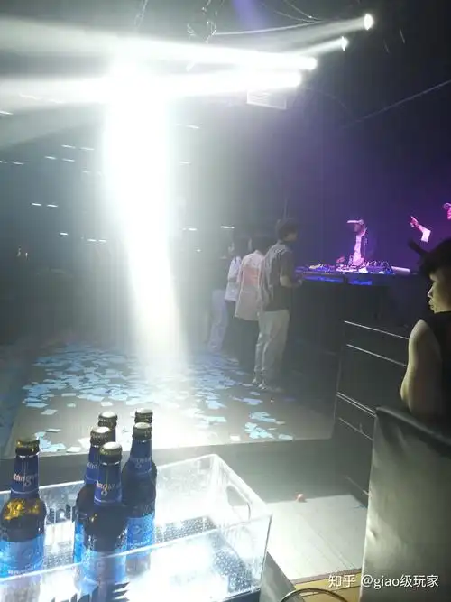 蹦迪第一次土狗进城之混乱迪厅