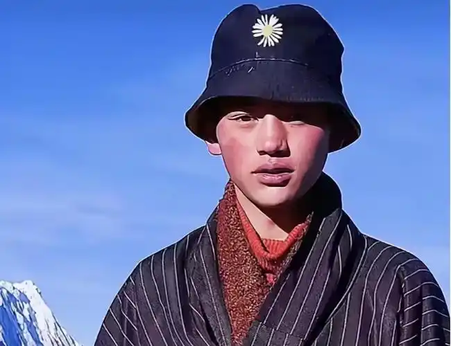 20岁超帅藏族小哥一夜成名,明星脸太耐看,网友:心弦被撩动