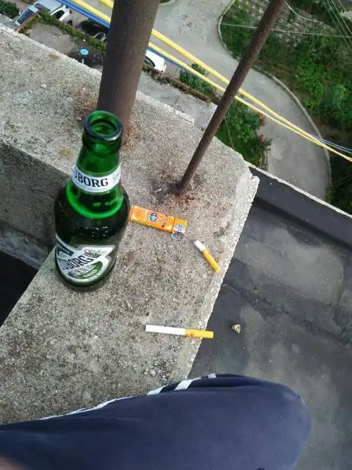 明天就要期末考了,于是就买了瓶啤酒和两根香烟上到房顶上去,喝酒抽烟