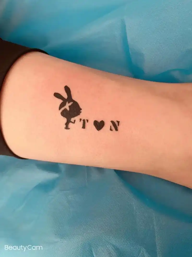 小纹身图案 #总有一款适合你 #做个很哇塞的女孩 #店内实 - 抖音