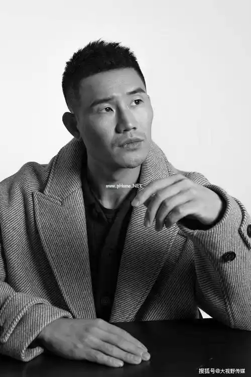 嘎子哥谢孟伟释出新写真 指间演绎黑白映画尽显成熟魅力_硬汉_社交_小