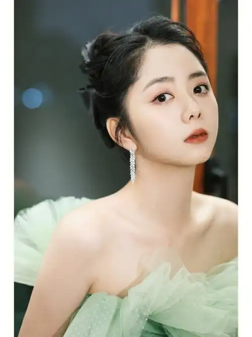 谭松韵金鹰节颁奖晚会造型