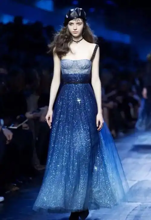 angelababy凭借星空裙上热搜,但却输给她?