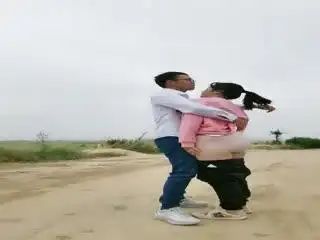 敞亮男女激情户外啪啪,全程露脸在乡间小路上脱光激情车内啪啪,口交大