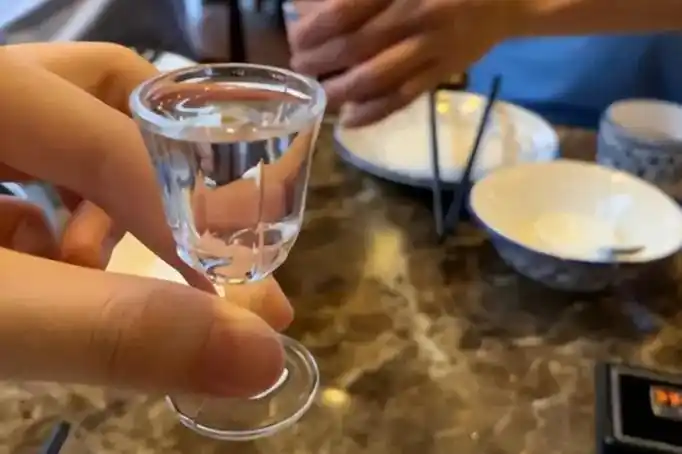 喝酒时,有人用左手举杯向你敬酒是啥意思?建议弄明白不然得罪人