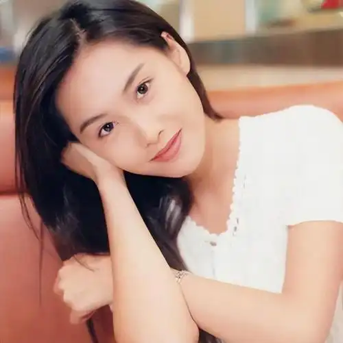 与同时期的女演员相比,朱茵好像从一出生就十分幸运,不仅家境优越,还