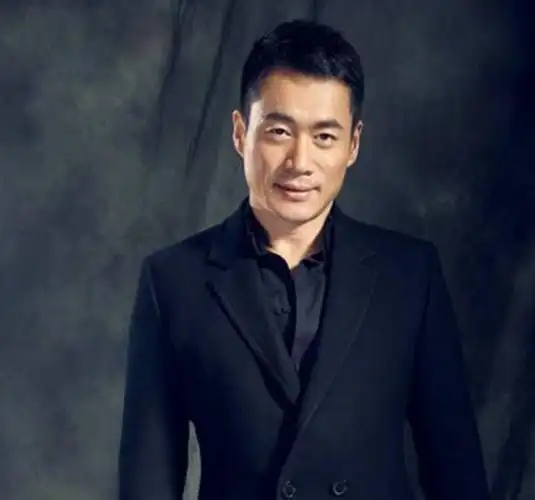 回顾演员丁海峰25岁娶初恋妻子患癌后不离不弃把她当成宝