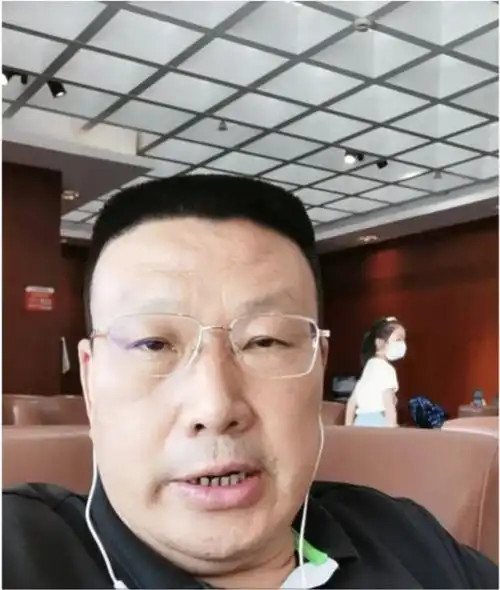 杜新枝举着姚策照片下跪,许敏又被举报身份问题,潘克律师回昆明_网易