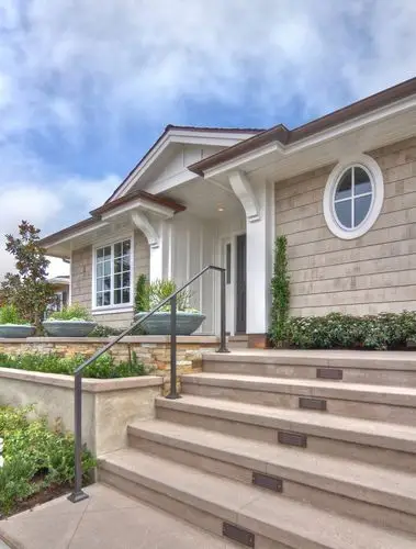 现代风格别墅浅色墙面及台阶装修效果图