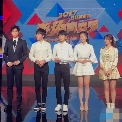 鹿晗张艺兴关晓彤同框,两位帅哥的身高尴尬了!