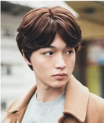 男生中分日系大卷烫发发型男生中分发型怎么剪好看:自然潇洒的中分