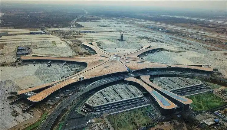 北京大兴国际机场工程自2014年12月26日启动,历时整4年,目前4条跑道已