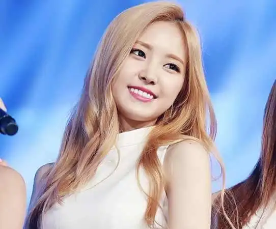 『亚麻白金色头发图片, 洋娃娃发色也能这么洋气』