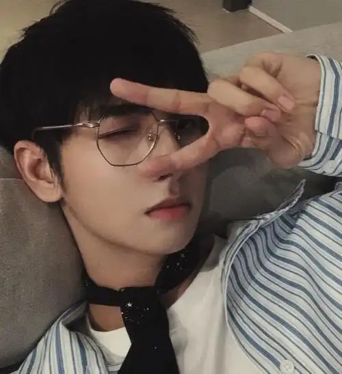 有种漫画脸叫郑繁星随随便便用前置拍照就帅成国民男友