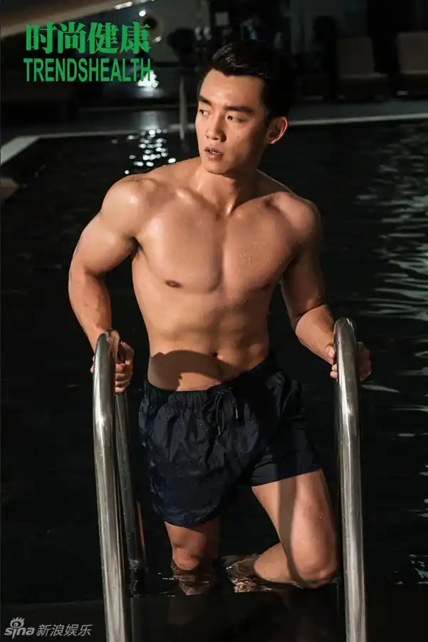 郑恺半裸登封面