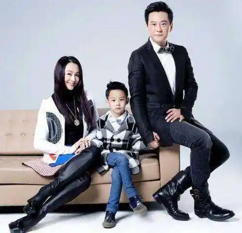 王斑与曹颖也是大家比较看好的一对儿,儿子王子更是标准的小正太.