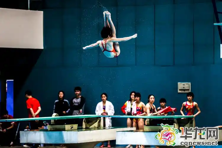 参赛选手起跳,完成难度动作. 记者 罗嘉 摄