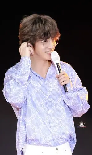 薛之谦棕发卷毛似洋娃娃,笑容100%的糖分谁能抵挡得住?