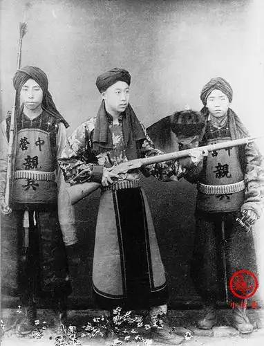 晚清老照片:慈禧太后被宫女太监环绕,瑾妃30岁体态肥胖像大妈