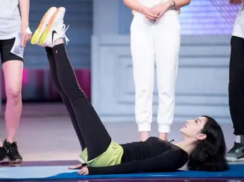 "鹿晗嫂"关晓彤素颜健身上热搜,其实这也是小花圈饭一大法宝啊