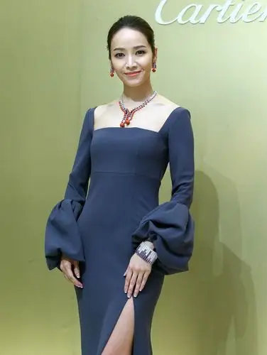 41岁侯佩岑一袭花裙配波浪长发甜美宛如少女网友公主来了