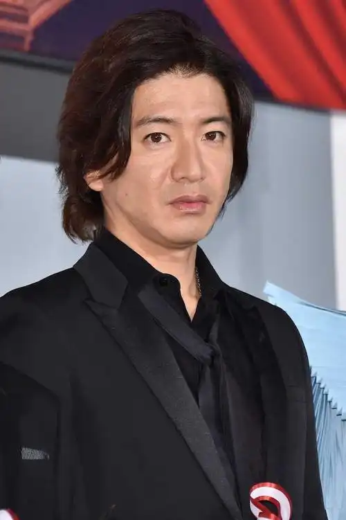 46岁木村拓哉真会玩穿黑西装现身领带不正经的系法太洒脱