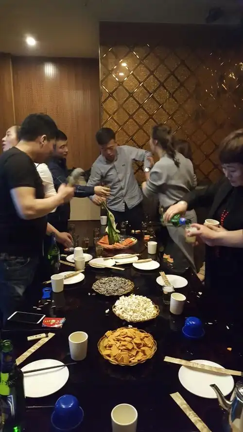 喝酒的干杯,不喝的拉址.