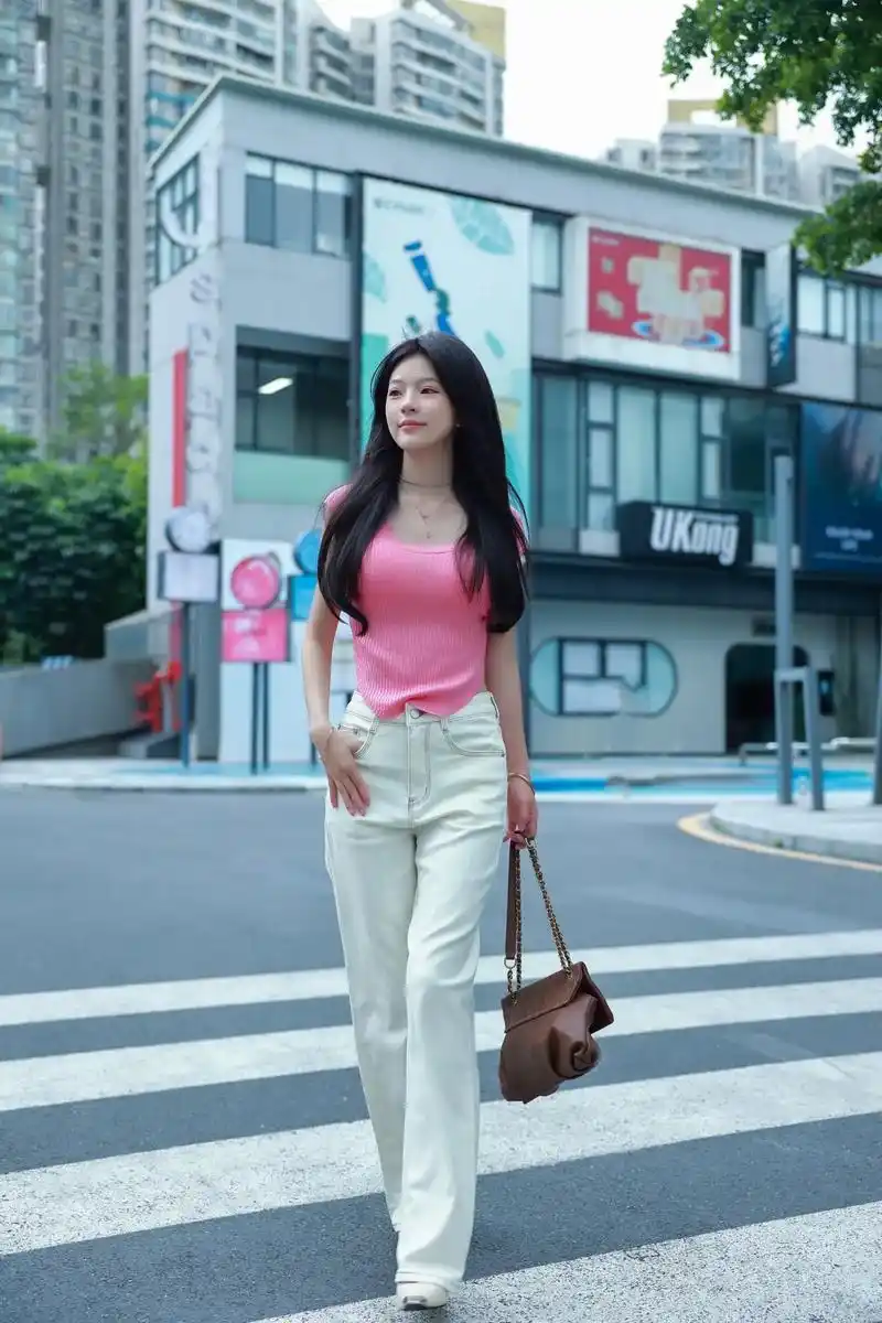 时尚街拍,牛仔裤#模特拍摄 #人像摄影 #电商摄影 #服装拍 - 抖音