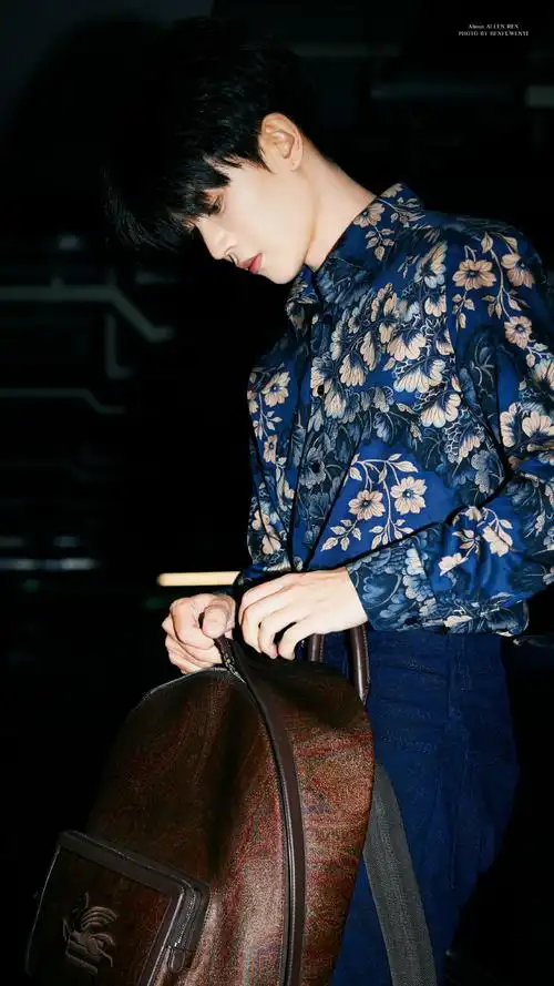 任嘉伦米兰时装周出发图